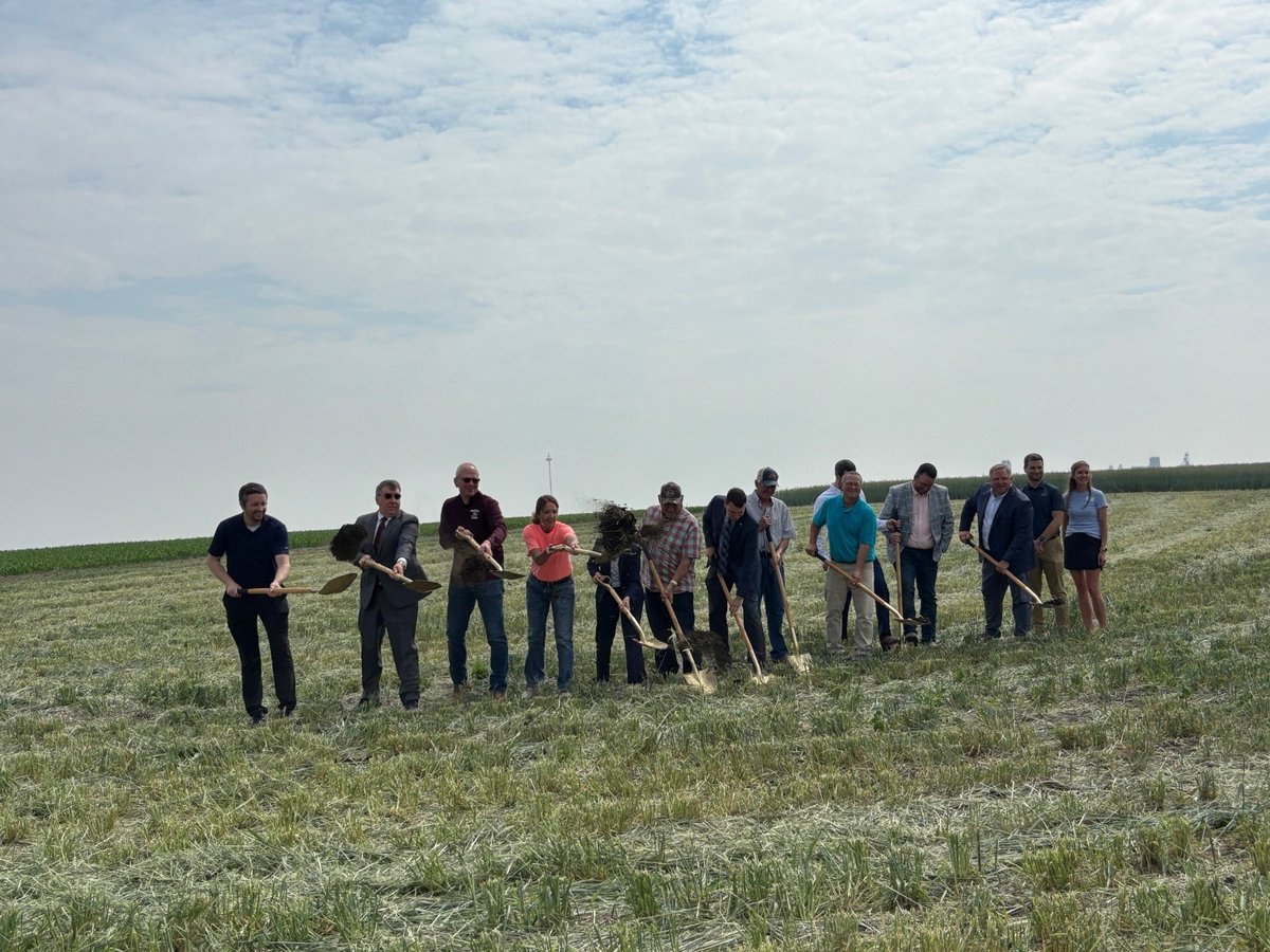 Mahaska County and the City of Oskaloosa held a groundbreaking ceremony this morning for the Southeast Connector Project, which will connect Highway 63 and Highway 23 southeast of the city. 
 
Learn more: ow.ly/i7Xb50W5HLZ