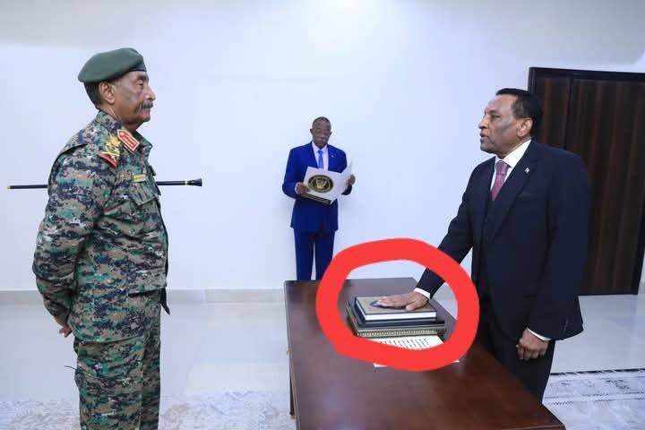 عنبلوك شكلو حالف على كتاب حساب!!!!!
🤣🤣🤣🤣🤣🤣🤣🤣
#حمدوك_نكبة_السودان
#حمدوك_الدعامي
#حمدوك_الني_الشارع_حي