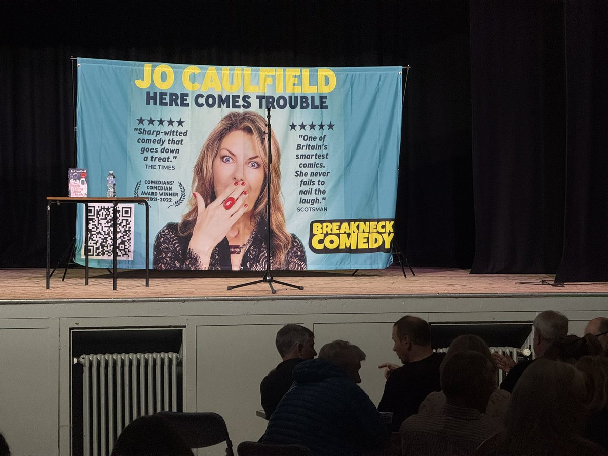 Love a good backdrop. Courtesy of <a href="/BreakneckComedy/">Breakneck Comedy</a> 👏👏👏