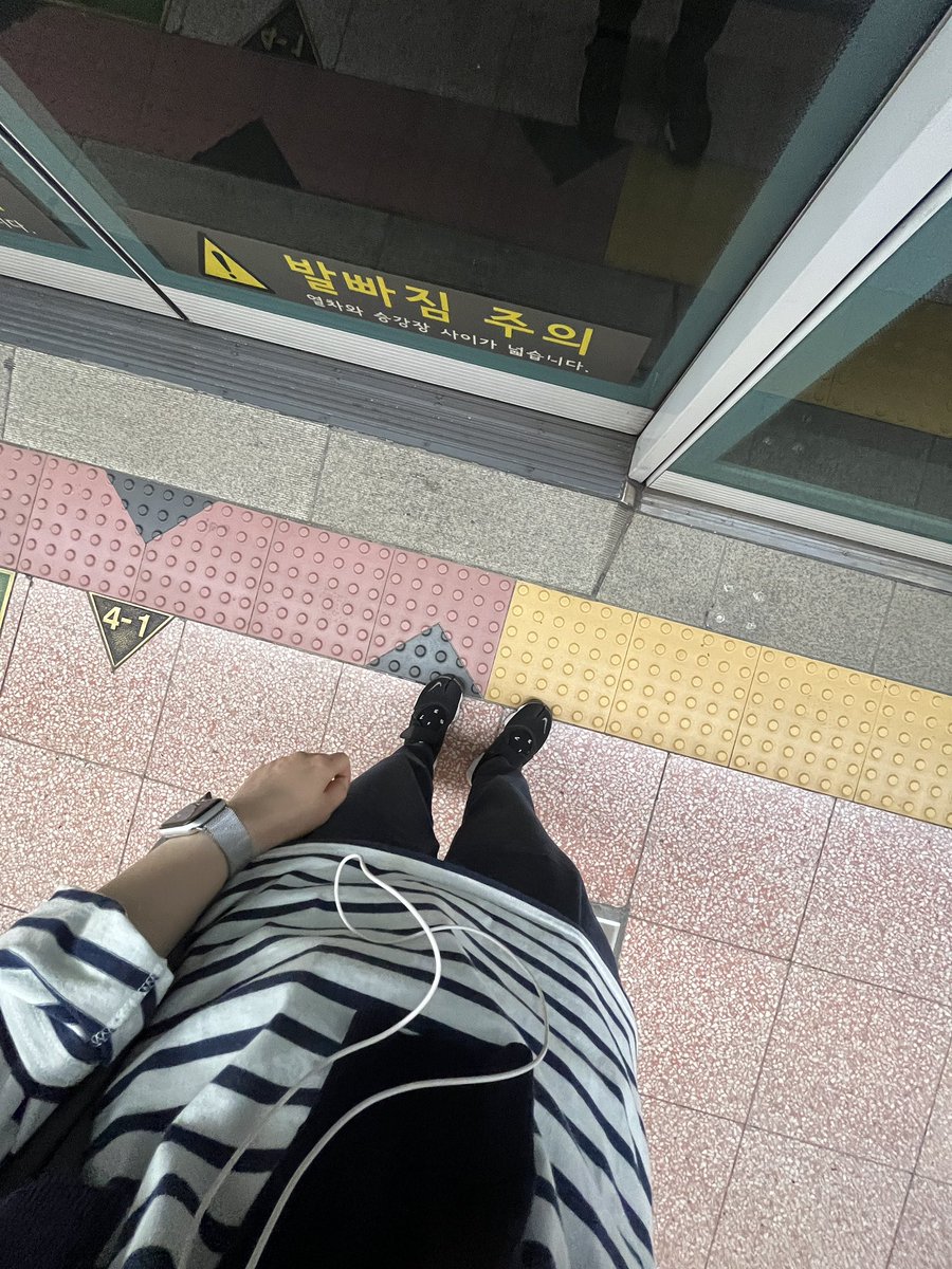 오랜만에 줄이어폰… 은근히 편하네^^