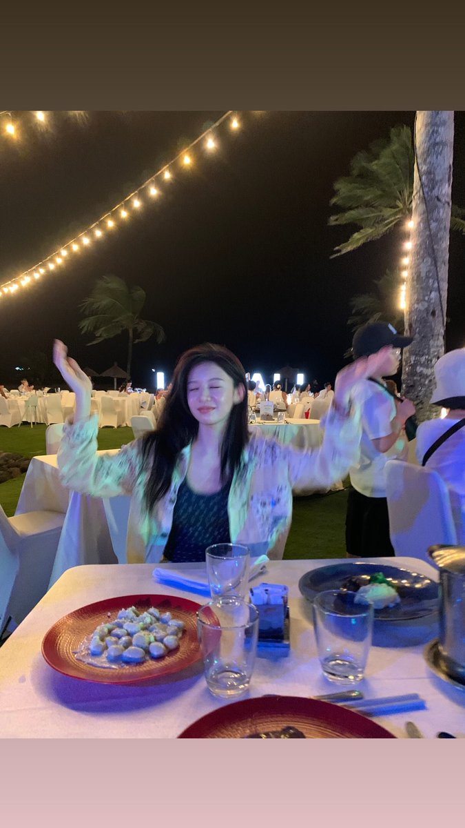 chaaaaww's tweet photo. PLEASE GW TAU INI SIAPA YANG POTOIN GW TAU SIAPA DI DEPAN YOUNJUNG!!!! OMAGAAAADDDDD 😭😭😭😭😭 GA NYANGKA BAKAL DI APLOD 😭😭😭😭 https://t.co/12klQAGlcX