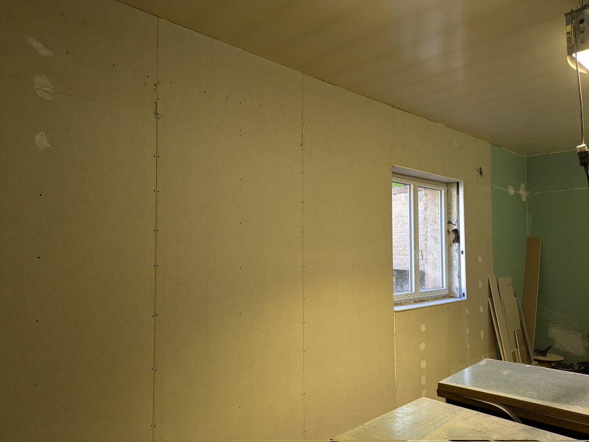 Cette semaine on a terminé la pause du placo de l'atelier et la salle de stockage et terminé le raccordement de l'UPS 1.

#Datacenter #RG2 #association