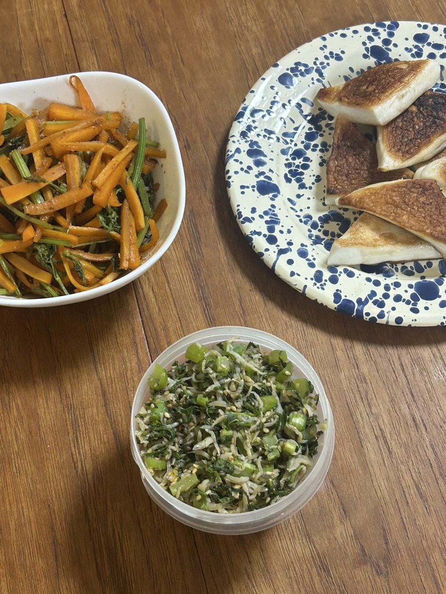 お友達からもらった、無農薬の人参が葉っぱ付きだったから、大根の葉と合わせてふりかけをつくったよ！人参の葉って栄養たくさんなんだって♡人参と葉のきんぴらもなかなか👌