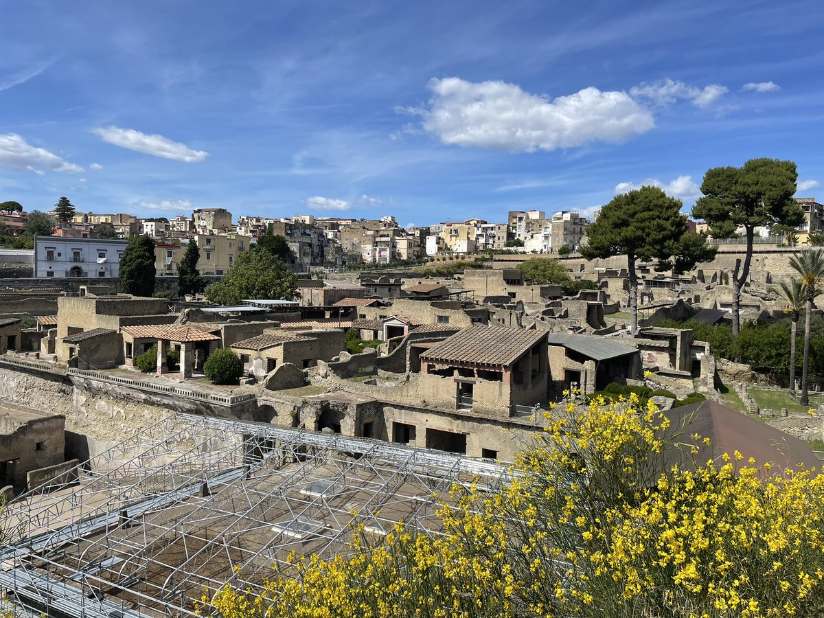 Herculaneum was our first stop. After enjoying Pizza outside we stepped into this place preserved for nearly 2000 years. #teambeath