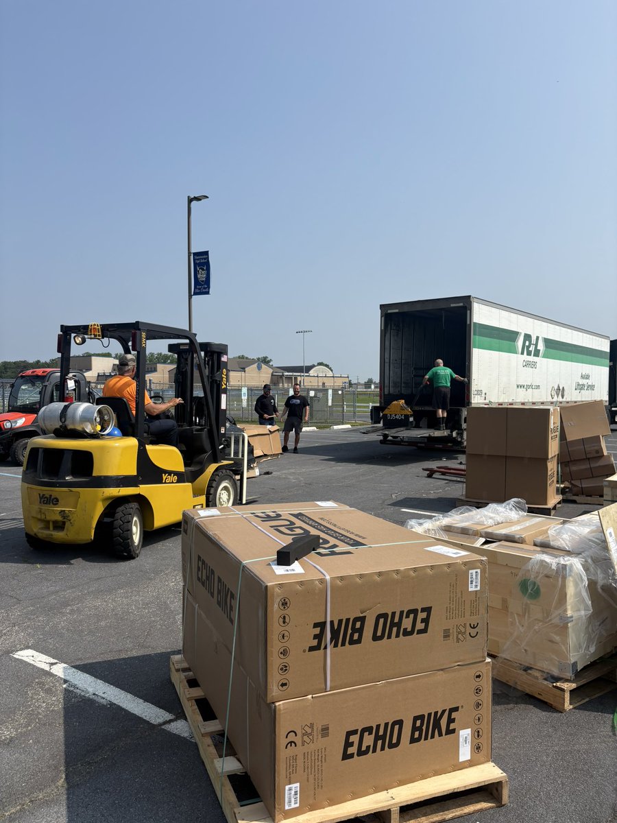 hammontonFB's tweet image. The new equipment has arrived!!!!
Thank you 
Mark Benedeto
And Kevin Figueroa for helping unload the truck!!! @HHSdevilsports