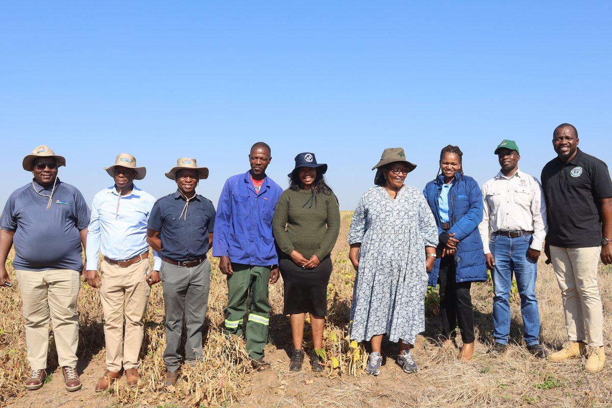 EWADE_SD's tweet photo. Siyambonga EWADE lophume ukhono nesiphanga kwekutsi kuphele indlala emaSwatini.
Today we welcomed DPM Thuli Dladla to Paradise Farm, where 50ha of dry beans were planted under #HambaUbuye with NDMA support as part of 102ha nationwide. 
#EWADE #MakingADifference https://t.co/gBFloaTtQk