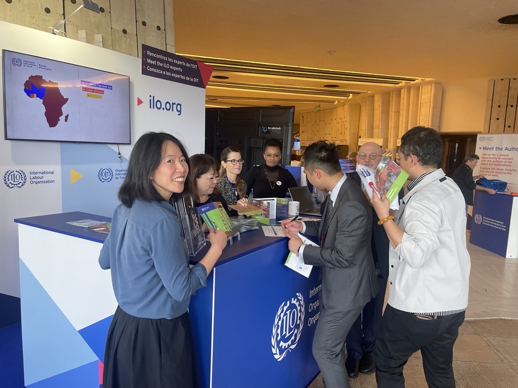 ILO EVALUATION (@ilo_eval) on Twitter photo What a great day it's been engaging with constituents at #ILC2025!
We spoke about how #evaluation contributes to decent work, #SocialJustice, and decision-making.
Learn more ➡️ ilo.org/about-ilo/how-…
<a href="/UN_Evaluation/">UN Evaluation Group</a> <a href="/ILOAfrica/">ILO Africa</a> <a href="/ILOAsiaPacific/">ILOAsiaPacific</a> <a href="/iloarabstates/">ILO Arab States - منظمة العمل الدولية</a> <a href="/OITAmericas/">OIT Américas</a> What a great day it's been engaging with constituents at #ILC2025!
We spoke about how #evaluation contributes to decent work, #SocialJustice, and decision-making.
Learn more ➡️ ilo.org/about-ilo/how-…
<a href="/UN_Evaluation/">UN Evaluation Group</a> <a href="/ILOAfrica/">ILO Africa</a> <a href="/ILOAsiaPacific/">ILOAsiaPacific</a> <a href="/iloarabstates/">ILO Arab States - منظمة العمل الدولية</a> <a href="/OITAmericas/">OIT Américas</a>