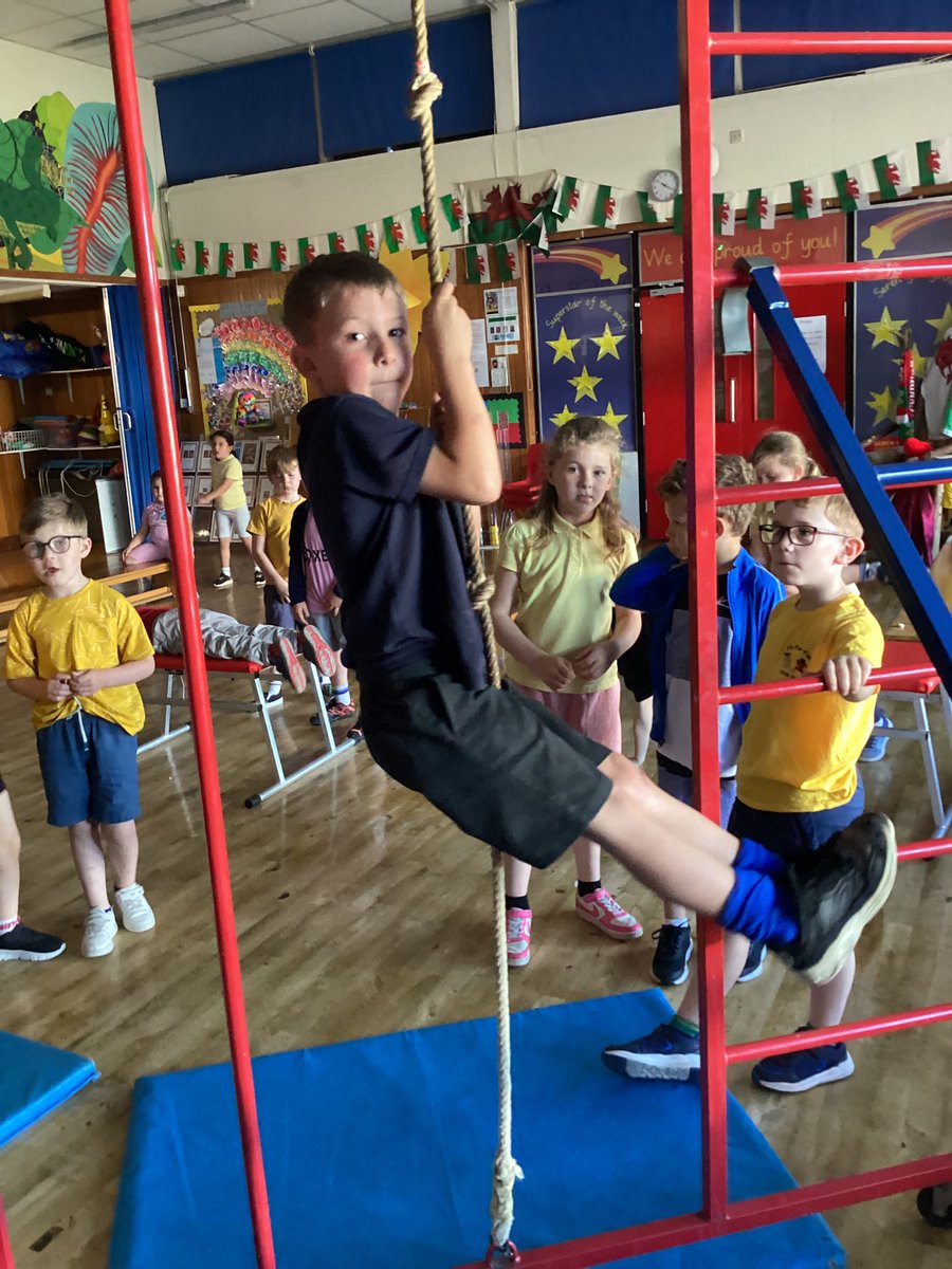 CGIPhillips's tweet photo. More fun in RealGym, making shapes such as straddle, tuck, straight and star in the apparatus! ⭐ #CGIWB https://t.co/HSjl1f10h8