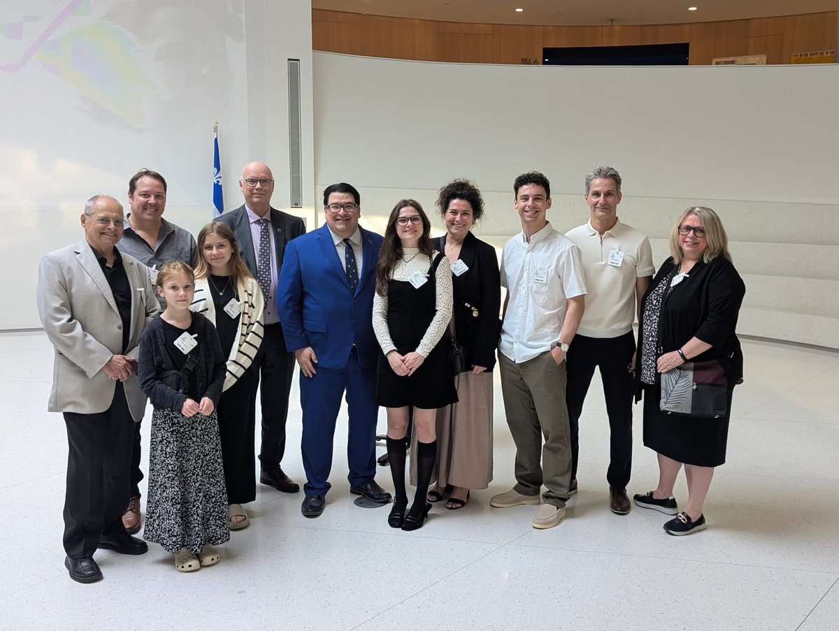 MarioAsselin's tweet photo. Très heureux ce matin d'accueillir Mia et Albert qui ont vécu une très belle aventure à @staracademietva. Avec mon collègue @SLevesquedepute, nous avons accueilli leur famille à l’#AssNat avec beaucoup de fierté! https://t.co/8uoiNataeN