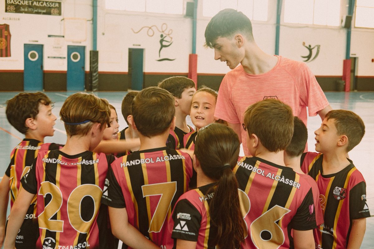 Aaron95hand's tweet photo. Inscripcions obertes per a l’escola d’handbol d’alcasser: https://t.co/2EJ5dgZLhd https://t.co/WeOVjfbphU