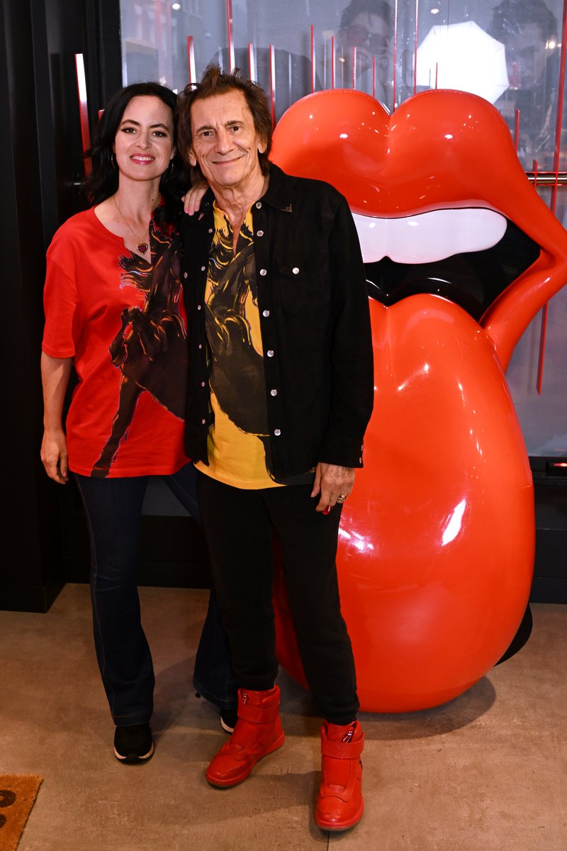 ronniewood's tweet image. 🖼👀❤🎸In celebration of an extraordinary milestone, legendary musician and artist Ronnie Wood marked his 50th anniversary as a member of The Rolling Stones with an exclusive event on Thursday, 5th June at RS No. 9 Carnaby, The Rolling Stones Official Store, located at 9 Carnaby…