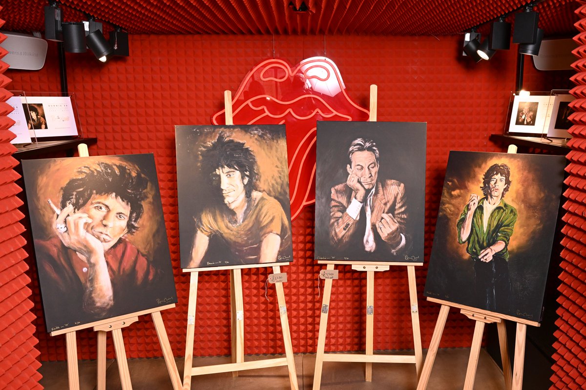 ronniewood's tweet image. 🖼👀❤🎸In celebration of an extraordinary milestone, legendary musician and artist Ronnie Wood marked his 50th anniversary as a member of The Rolling Stones with an exclusive event on Thursday, 5th June at RS No. 9 Carnaby, The Rolling Stones Official Store, located at 9 Carnaby…