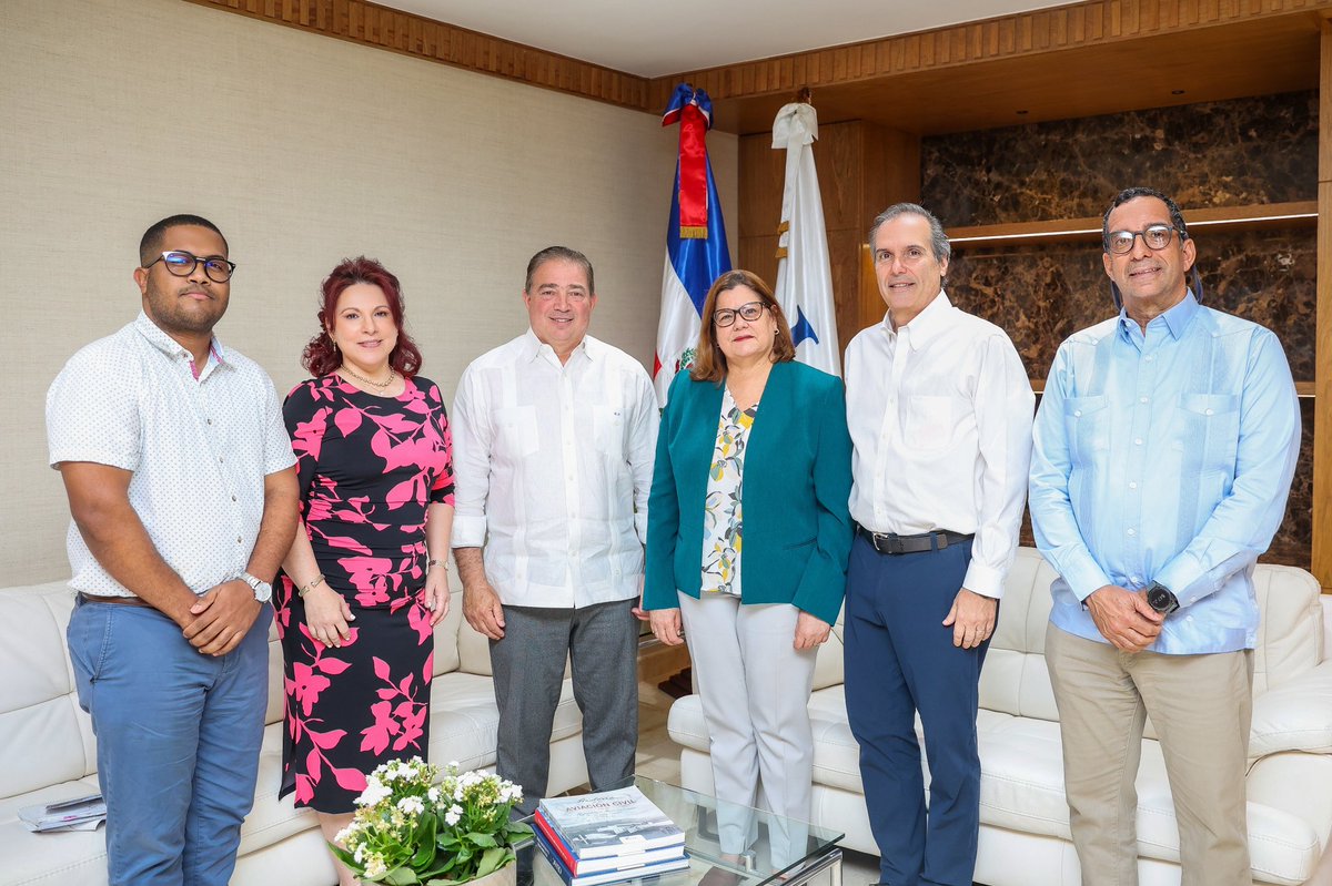 ✈️🤝 El presidente de la JAC, <a href="/HectorPorcella/">Héctor Porcella</a>, junto a la secretaria, Dra. Bernarda Franco, sostuvo una reunión con Julio Heinsen, presidente de la Asociación de Líneas Aéreas de la República Dominicana.

Abordaron temas como Reglamento de Facilitación del Transporte Aéreo📄🔍.