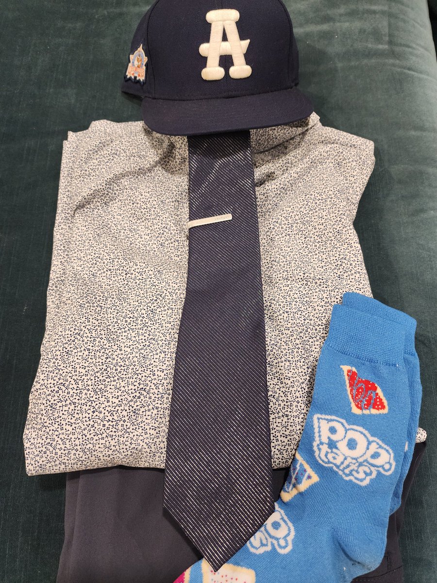 ShotgunSprD1's tweet image. I see your Hawaiian Punch and raise you everyone's favorite breakfast pastry.

#GameDayAttire for the #LouisvilleSuperRegional opener. If you see me at Jim Patterson Stadium, stop me and say hi.