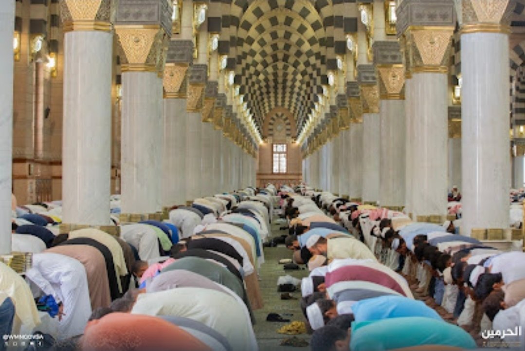 جموع المصلين يؤدون صلاة الجمعة وسط منظومة خدمات متكاملة

#المسجد_النبوي