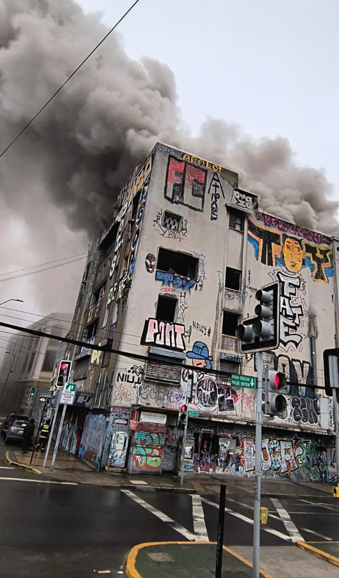 INF0SCHILE's tweet photo. ⚠️#Valpo 🔥#Incendio Estructural #Declarado Av. Errázuriz / San Martín. https://t.co/IBGKV5ddLN