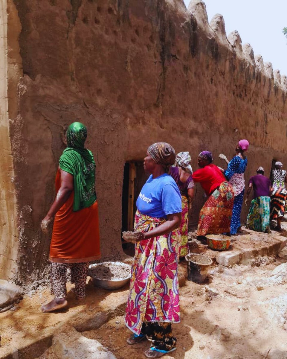 ALIPHFoundation's tweet image. This #Eid, we spotlight the 𝐖𝐮𝐫𝐢𝐲𝐚𝐧𝐠𝐚 𝐌𝐨𝐬𝐪𝐮𝐞 in #Ghana. ALIPH is supporting the urgent restoration after heavy rains caused the collapse of its roof. The Alliance for Youth in Climate Change Action is leading this restoration through a community-led project.