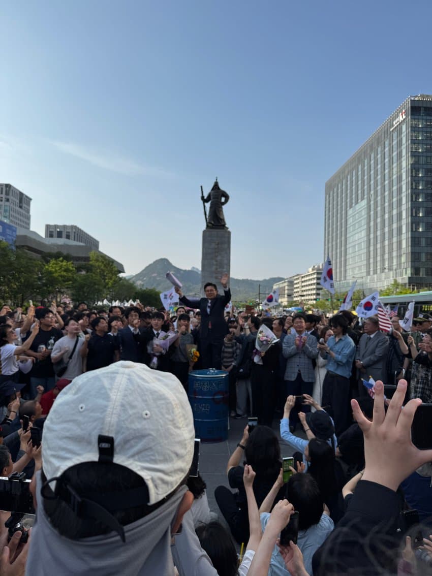 대통령 취임식보다 사람이 더 많네ㅎㅎ
진짜 지금 대통령 호소인은 득표율 30%가 맞나보다ㅋㅋ