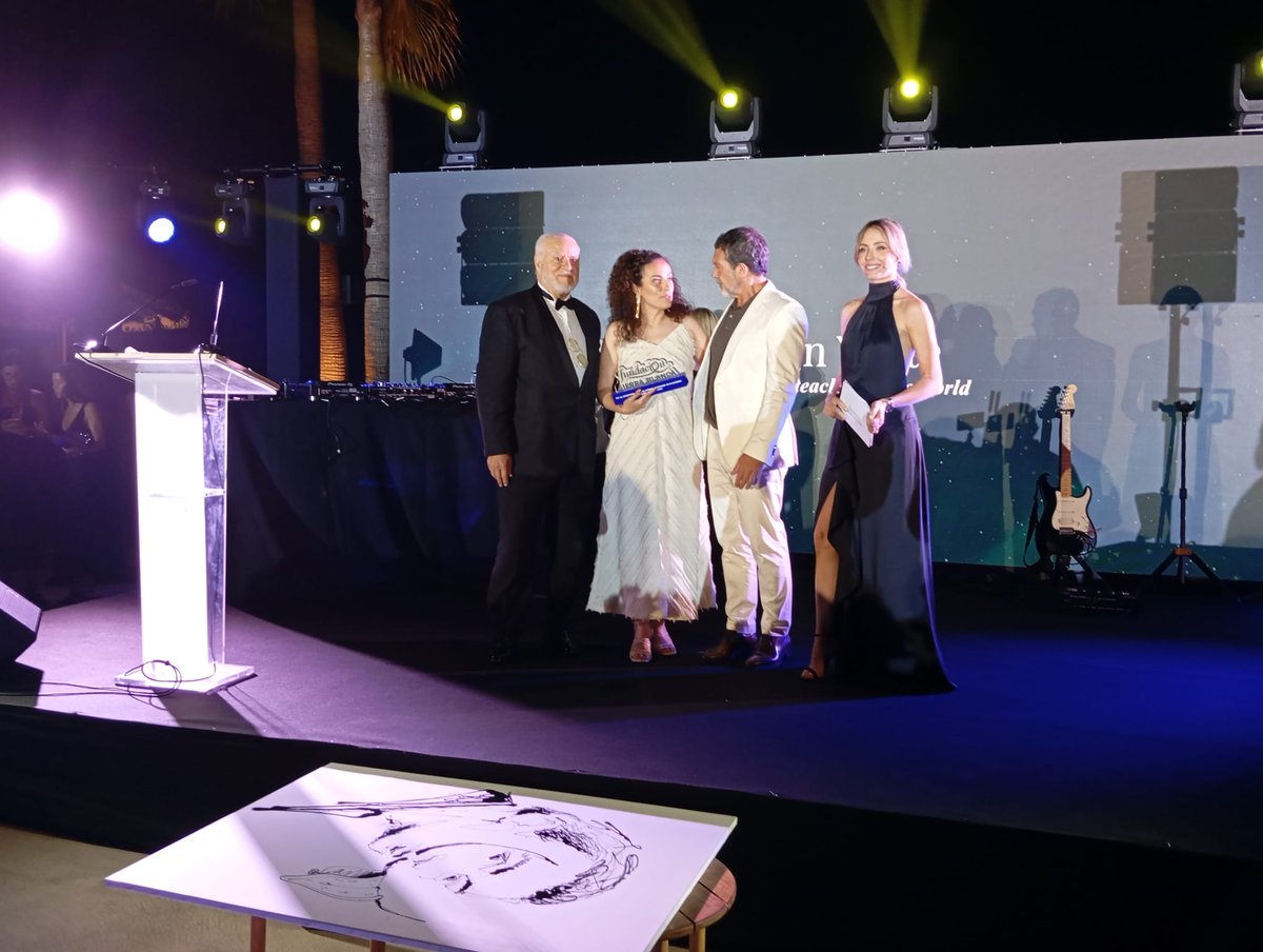 a_b_y_m's tweet photo. Un placer asistir anoche a la II Gala Benéfica de la Fundación Sierra Blanca en Marbella
Muchas gracias a su presidente D. Pedro Rodríguez por concederme este reconocimiento
Muy afortunada al compartir escenario con Antonio Banderas.
#consaburum #scientix #climatepactambassador https://t.co/0OI67clFtK