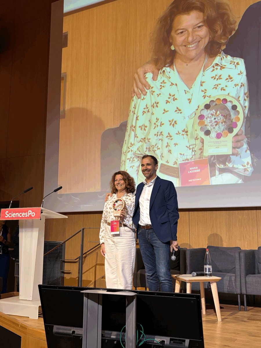 oneprovence13's tweet photo. 🎤 Présents au #PMF25 à #Reims pour partager notre vision de l’attractivité territoriale, nous repartons avec une belle reconnaissance :
 🏆 Prix Coup de cœur du public pour notre IA générative intégré à notre site web, un outil au service de tous les publics et connecté à l’écosystème du territoire.
 #OneProvence #InnovationTerritoriale #IAgénérative