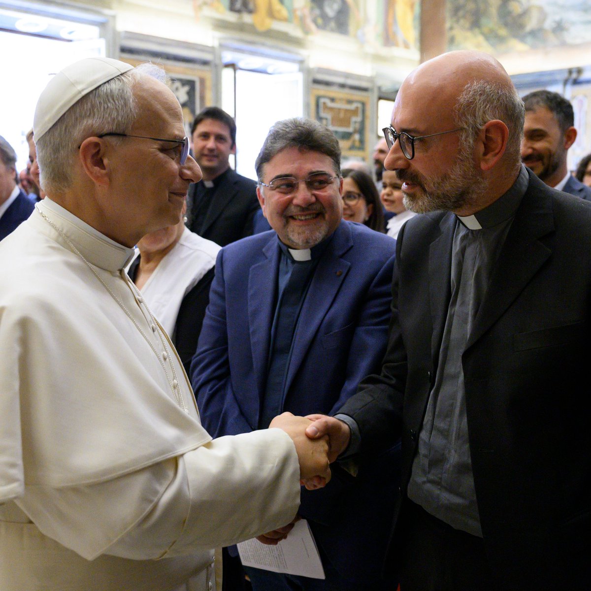 Aggiornamenti Sociali (@aggsoc) on Twitter photo La scorsa settimana il nostro direttore <a href="/giuriggio/">Giuseppe Riggio</a> ha partecipato all'udienza di papa #LeoneXIV con gli organizzatori di Arena di pace.
Come ribadito dal pontefice: continuiamo a preparare istituzioni di #pace.
Foto: Vatican Media La scorsa settimana il nostro direttore <a href="/giuriggio/">Giuseppe Riggio</a> ha partecipato all'udienza di papa #LeoneXIV con gli organizzatori di Arena di pace.
Come ribadito dal pontefice: continuiamo a preparare istituzioni di #pace.
Foto: Vatican Media