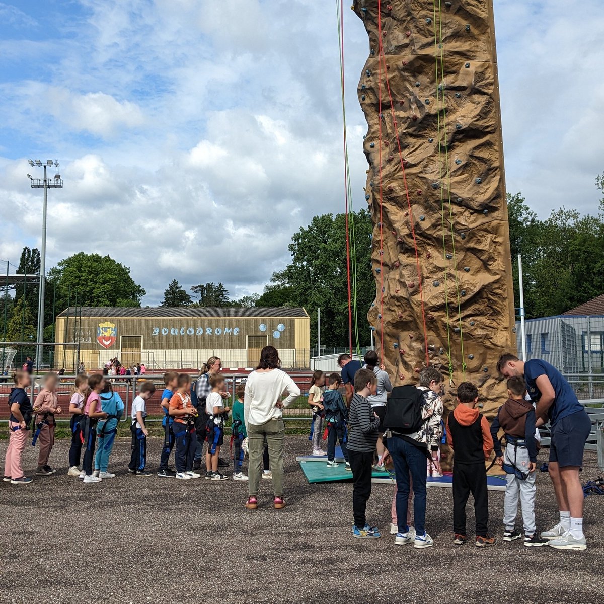 Retour en images sur les activités proposées aux élèves pendant ce SOP'athlon : athlétisme, basket, bumball, carabine laser, cécifoot, cornhole, course d’orientation, danse, danse country, discgolf, escalade, flag rugby, football, gymnastique rythmique et sportive, handball...