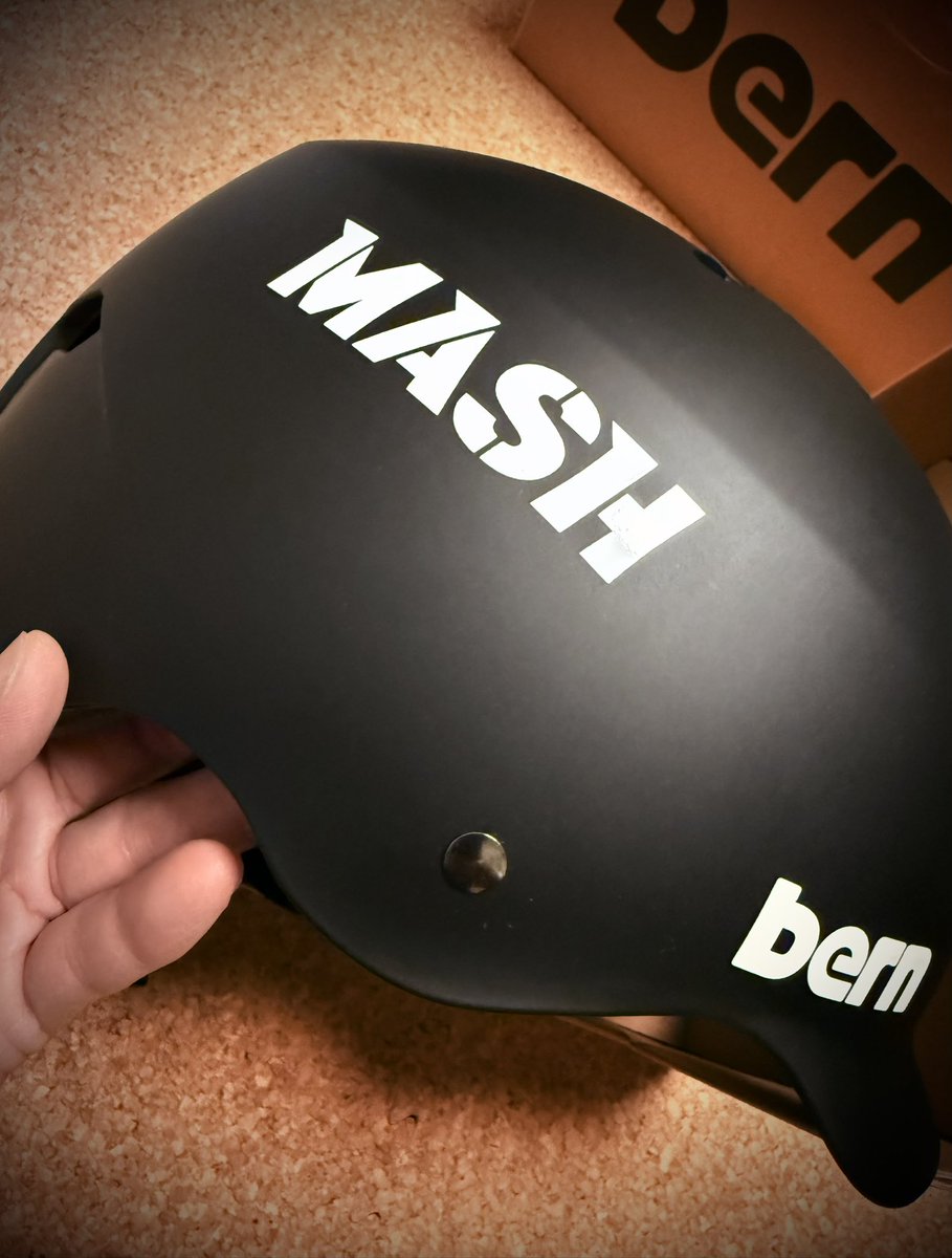 drums_koma's tweet photo. チャリンコヘルメットのデカールカスタマイズ🚲
#wheeltalk #mash #bern https://t.co/q2MnassIjC