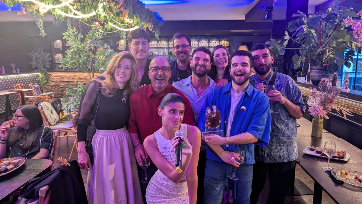 bibcoruna's tweet photo. Onte @alasacoruna  entregou o XXI Premio Elisa e Marcela ao club @queerunha por promover a cultura e defender os dereitos LGTBI+.
Desde 2016, o club medrou de 11 a 60 persoas, creando espazos seguros, diversos e inclusivos a través da lectura e o diálogo. 📚

#PremioElisaEMarcela https://t.co/6uq7t5GhMz