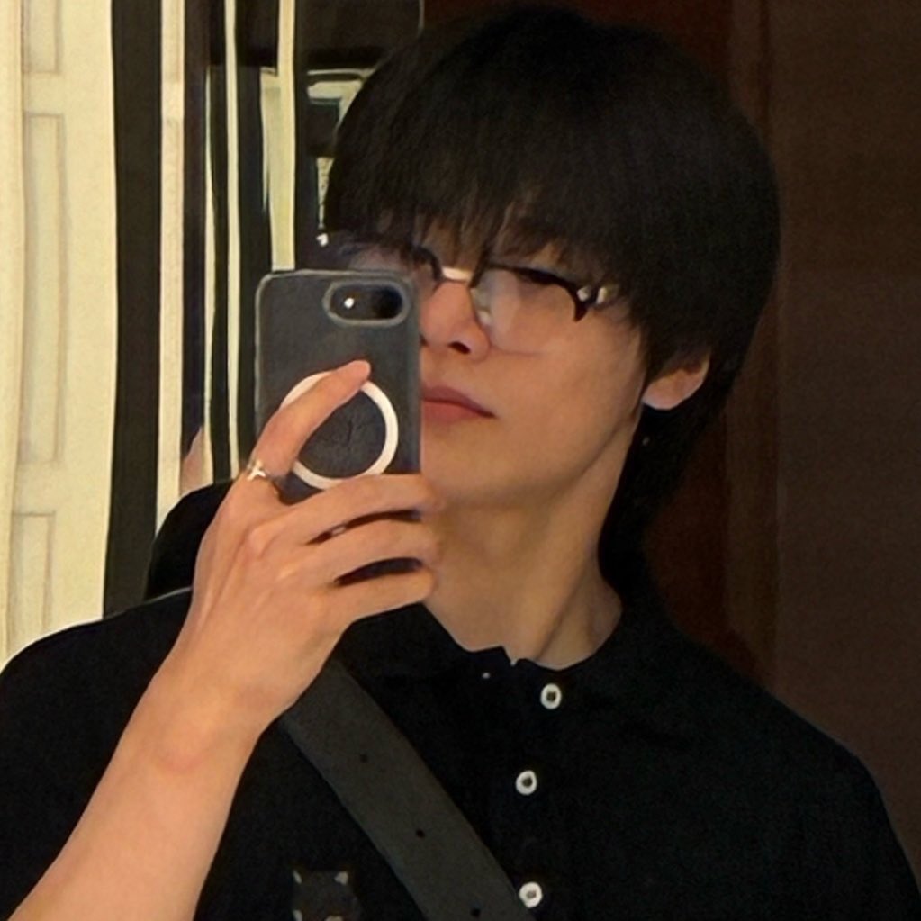 i love men with black tshirts and glasses