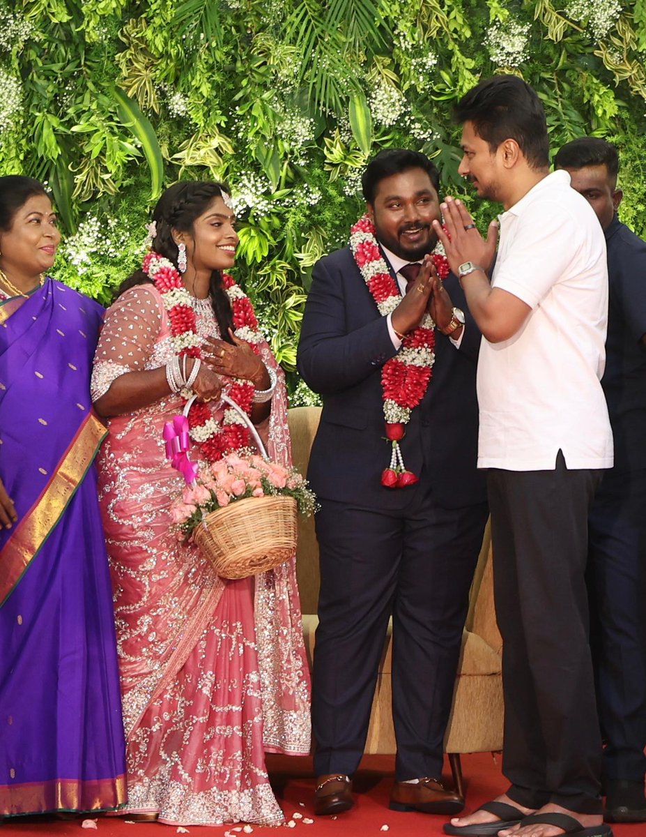 Udhay (@udhaystalin) on Twitter photo சென்னை மாவட்ட அறங்காவலர் குழுத் தலைவரும், முன்னாள் சட்டமன்ற உறுப்பினருமான அண்ணன் <a href="/KSRavichandran_/">K.S. Ravichandran DMK</a> அவர்களின் இல்லத் திருமண வரவேற்பு விழாவில் பங்கேற்று மணமக்கள் ஜி.ஜே.தரணிராஜ் – எஸ்.பொன்னரசி இருவரும், கலைஞரும் தமிழும் போல, தலைவரும் - உழைப்பும் போல, தமிழ்நாடும் திராவிட மாடலும் போல சென்னை மாவட்ட அறங்காவலர் குழுத் தலைவரும், முன்னாள் சட்டமன்ற உறுப்பினருமான அண்ணன் <a href="/KSRavichandran_/">K.S. Ravichandran DMK</a> அவர்களின் இல்லத் திருமண வரவேற்பு விழாவில் பங்கேற்று மணமக்கள் ஜி.ஜே.தரணிராஜ் – எஸ்.பொன்னரசி இருவரும், கலைஞரும் தமிழும் போல, தலைவரும் - உழைப்பும் போல, தமிழ்நாடும் திராவிட மாடலும் போல