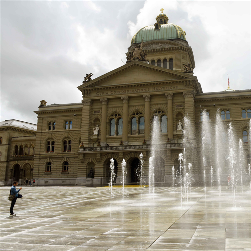 🏦 Une place financière forte est d'une importance capitale pour la 🇨🇭 et sa prospérité. Elle crée des emplois, génère des recettes fiscales et fournit aux PME des crédits à des conditions avantageuses. 

Il est également primordial que les dirigeantes et dirigeants bancaires