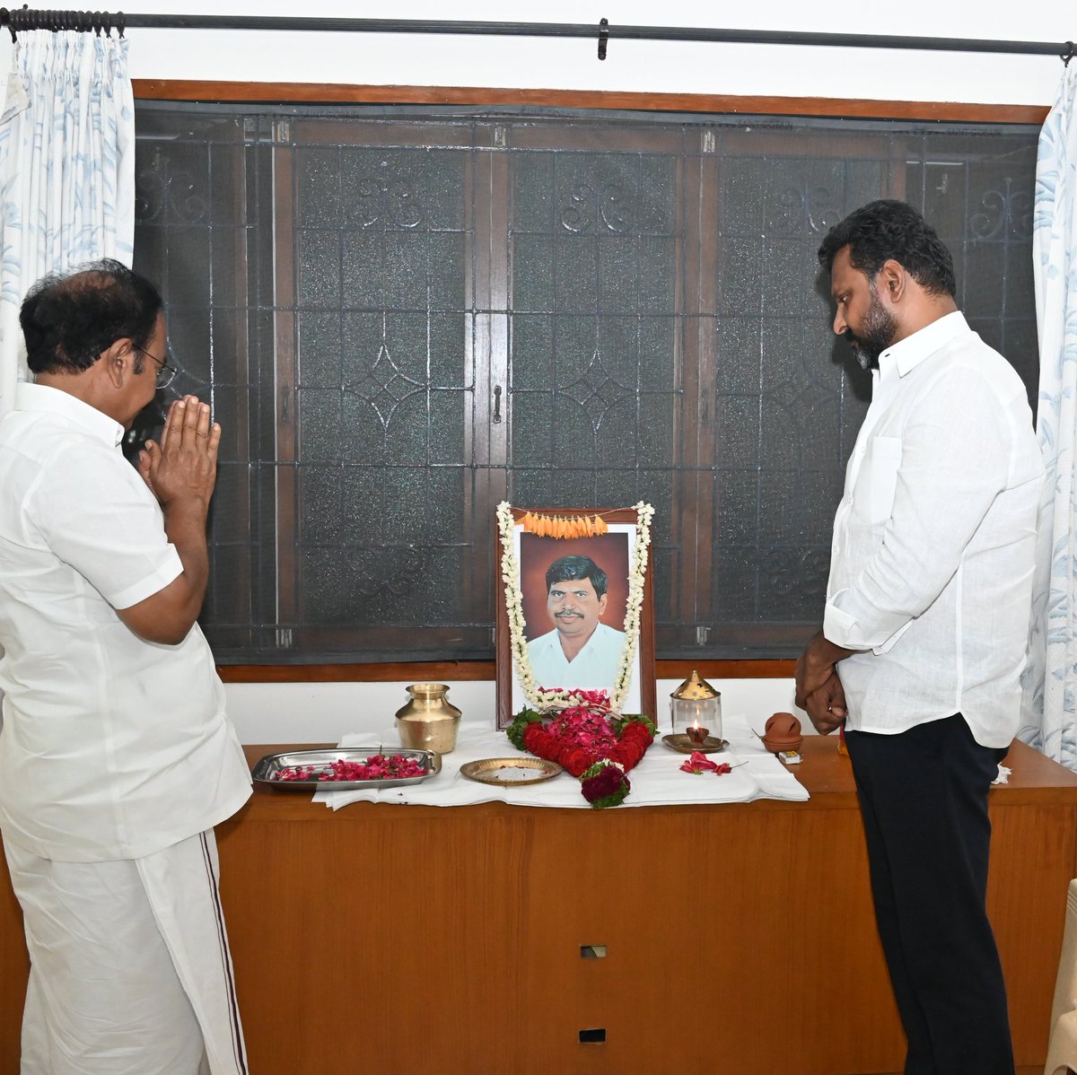 கழகச் செய்தி தொடர்பாளர் திரு.அ.ராஜா தமிழ்மாறன் அவர்களின் தந்தை அண்மையில் மறைந்ததை அடுத்து இன்று அவர்களது இல்லத்திற்கு நேரில் சென்று குடும்பத்தினருக்கு ஆறுதல் கூறினேன்.