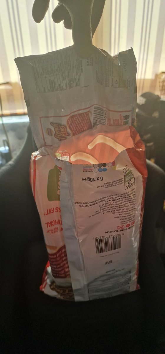 bigdaddyuk666's tweet photo. Walkers Crisps quality control is getting worse https://t.co/Ufth9MR2Bo