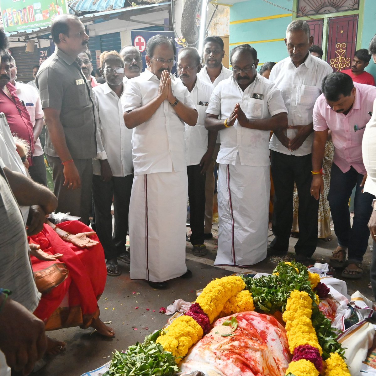 சேலம்-கொண்டலாம்பட்டி மண்டல குழு தலைவர் திரு.அசோகன்.MC அவர்களின் சித்தப்பா மற்றும் முன்னாள் நகர மன்ற உறுப்பினர், சேலம் மற்றும் தர்மபுரி கைத்தறி சங்க முன்னாள் தலைவர்,கழக மூத்த முன்னோடி திரு.இரா.மதுரைமுத்துப்பிள்ளை  Ex.MC அவர்கள் வயது மூப்பின் காரணமாக இறந்ததை