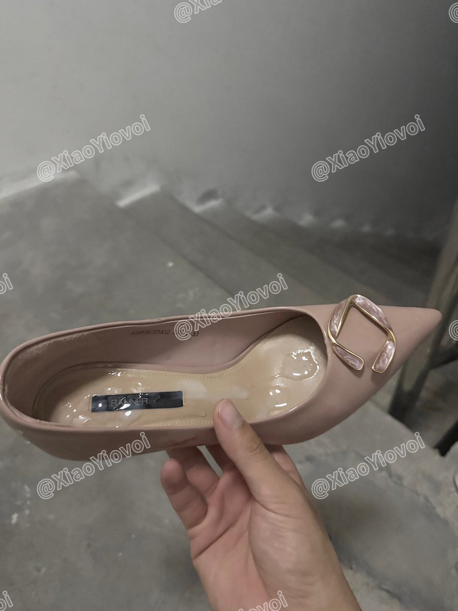 【小奕原创】点赞量突然多了起来 给大伙加急更新一下吧 给骚逼少妇的高跟打满嘻嘻 #扫楼 #打胶 #骚鞋 #高跟鞋