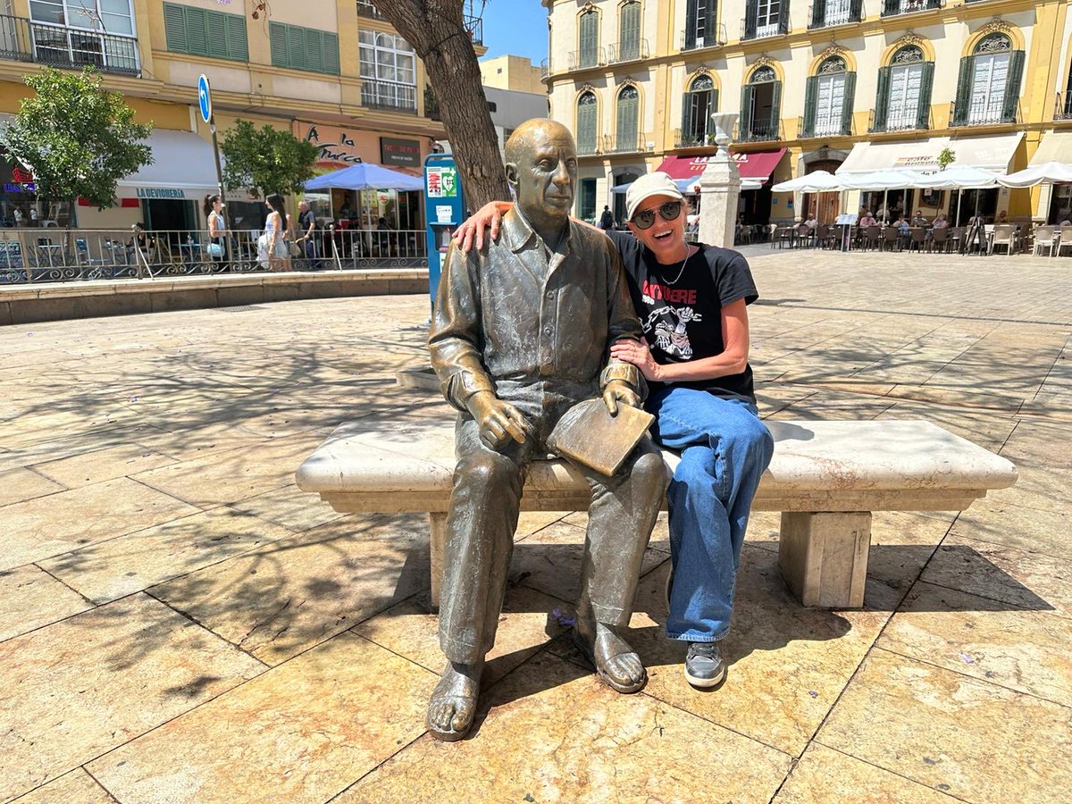 Carla Ritrovato 💚🧡 (@carlangasok) on Twitter photo Me encontré con Pablo en la plaza y le pregunté si quería ser mi amigo. Me dijo que sí.
Le gustó la obra estampada en mi pecho del troesma <a href="/LibroRocambole/">Libro Rocambole</a>.
Málaga. Me encontré con Pablo en la plaza y le pregunté si quería ser mi amigo. Me dijo que sí.
Le gustó la obra estampada en mi pecho del troesma <a href="/LibroRocambole/">Libro Rocambole</a>.
Málaga.