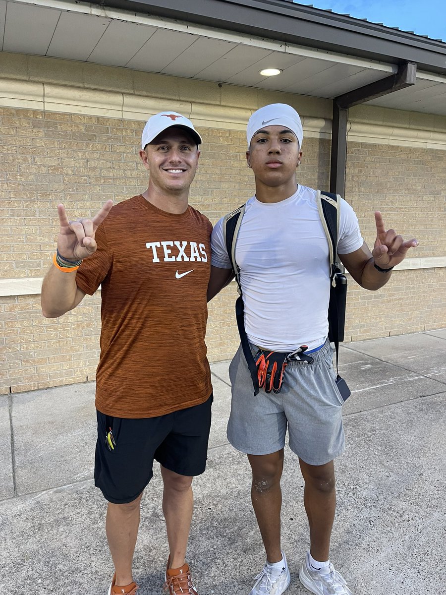 Theo_Abraham5's tweet photo. I would also like to thank @milwee4  and @ciege81 for the conversation after camp. Thank you you coaches helping me perfect my craft at the UT camp!
@Coach_Ricker @Coach__OMalley @Coach_GTaylor @MiloG84 @JButler_210 @BDammone @_RL_Martin https://t.co/efw1ZCOAFz