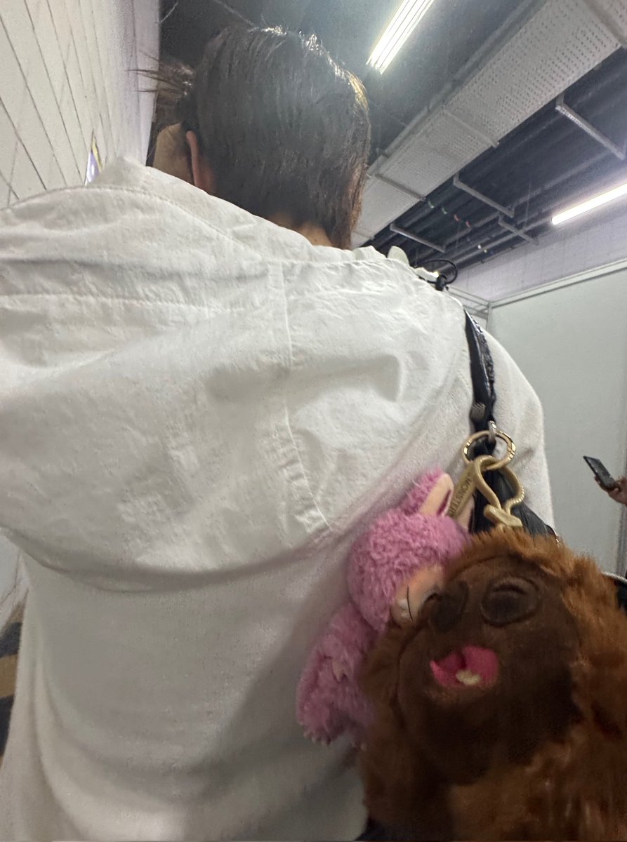 INTAKHWAANG's tweet photo. What's in Marvin's life lately in 4 cuts pic

Featuring my boyfriend's back profile plus his keychains, and our son's new mask (yes, a very normal one according to him) https://t.co/zWa4CacUL5