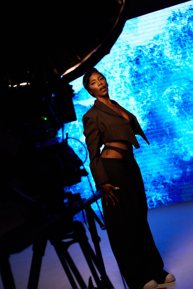 New visuals, #You4Me official video out now youtube.com/watch?v=Ec7T6B…