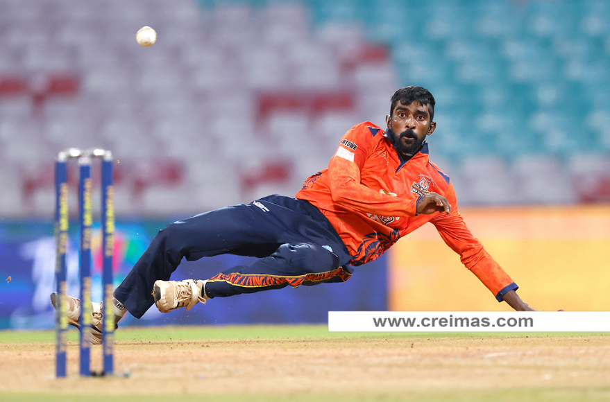 Dcreimas's tweet photo. Eagle Thane Strikers made a defendable total of 169. Can Mumbai South Central Maratha Royals chase it down?
#T20Mumbai #AalaReAglaStar
For latest pictures click to: https://t.co/0WKYWpEctE https://t.co/w3dn1erwjF