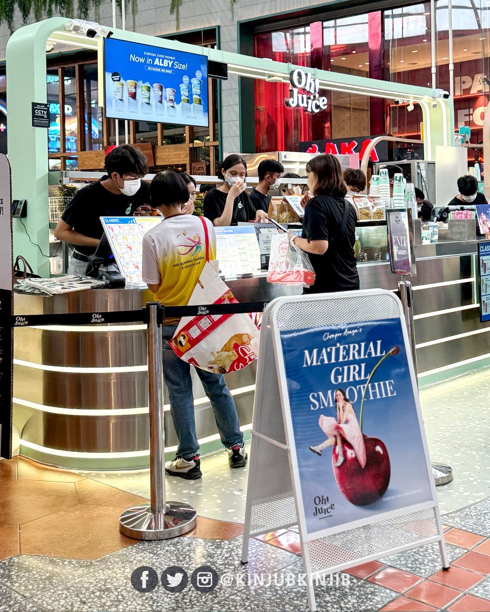 ✨ทุกคนตอนนี้ Ohjuice เปิดสาขาใหม่ที่เซ็นทรัลเวิลด์ ชั้น 7 เพิ่มอีกสาขาแล้วนะทุกคน สาขานี้อยู่ตรงโซน Beacon มู้ด&amp;โทนของร้านออกไปทางสีเขียวสวยเรียบหรูแบบเฮลตี้ๆ บรรยากาศแลดูกว้างขวางโปร่งสบาย แต่คนต่อคิวนั้นแบบล้นทะลักกันเลยทีเดียว ส่วนเมนูสมูทตี้ของที่นี้มีให้เลือกเยอะมาก