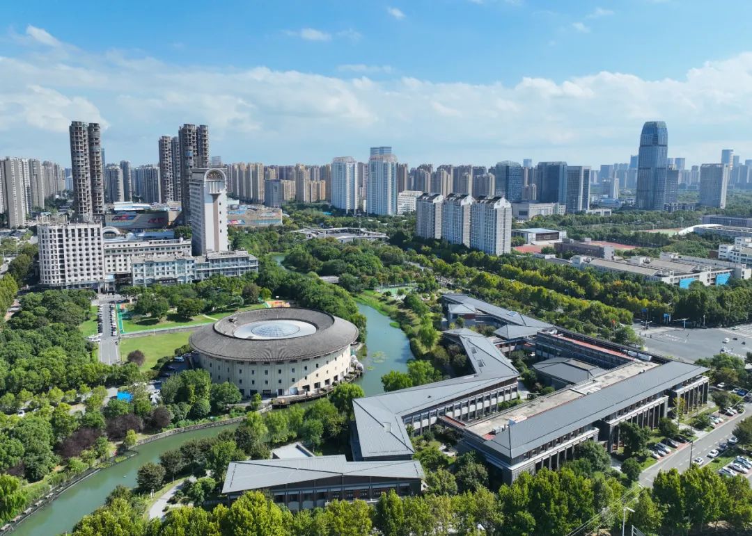 IntAssocofHefei's tweet image. #Hefei&apos;s AI scene is booming with 813+ firms and sharp rise in output. Home to leaders like iFlytek &amp;amp; Huami, over 77 innovation platforms, and 20 new R&amp;amp;D institutes. In 2024, it became China&apos;s only city with dual national AI strategies, hosting major events and attracting top AI…