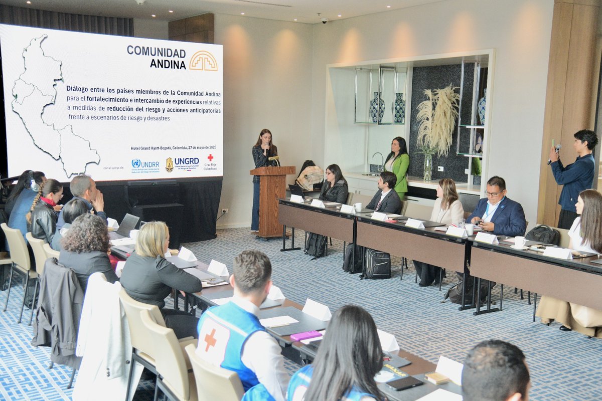 ComunidadAndina's tweet photo. 🤝 El Comité Andino para la Prevención y Atención de Desastres (#CAPRADE) desarrolló en Colombia el pasado 27 de mayo, el Diálogo entre los Países Miembros de la #ComunidadAndina sobre Gobernanza del Riesgo y Acciones Anticipatorias.
  
En el encuentro participaron delegaciones de 🇧🇴 Bolivia, 🇨🇴 Colombia, 🇪🇨 Ecuador y 🇵🇪 el Perú, así como organismos de cooperación internacional, quienes coordinan esfuerzos para impulsar una gestión del riesgo integrada, inclusiva y anticipatoria en la subregión andina. 

Se intercambiaron experiencias sobre la reducción del riesgo de desastres, se compartieron buenas prácticas de anticipación basada en pronósticos, la protección de infraestructuras, servicios esenciales y medios de vida 🏫🏥. 

En la jornada también se identificaron desafíos comunes en torno al financiamiento y sostenibilidad de estas acciones y se reafirmó el rol del CAPRADE como mecanismo articulador regional y plataforma de cooperación técnica.