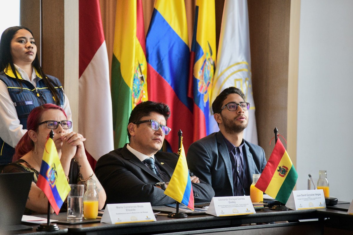 ComunidadAndina's tweet photo. 🤝 El Comité Andino para la Prevención y Atención de Desastres (#CAPRADE) desarrolló en Colombia el pasado 27 de mayo, el Diálogo entre los Países Miembros de la #ComunidadAndina sobre Gobernanza del Riesgo y Acciones Anticipatorias.
  
En el encuentro participaron delegaciones de 🇧🇴 Bolivia, 🇨🇴 Colombia, 🇪🇨 Ecuador y 🇵🇪 el Perú, así como organismos de cooperación internacional, quienes coordinan esfuerzos para impulsar una gestión del riesgo integrada, inclusiva y anticipatoria en la subregión andina. 

Se intercambiaron experiencias sobre la reducción del riesgo de desastres, se compartieron buenas prácticas de anticipación basada en pronósticos, la protección de infraestructuras, servicios esenciales y medios de vida 🏫🏥. 

En la jornada también se identificaron desafíos comunes en torno al financiamiento y sostenibilidad de estas acciones y se reafirmó el rol del CAPRADE como mecanismo articulador regional y plataforma de cooperación técnica.