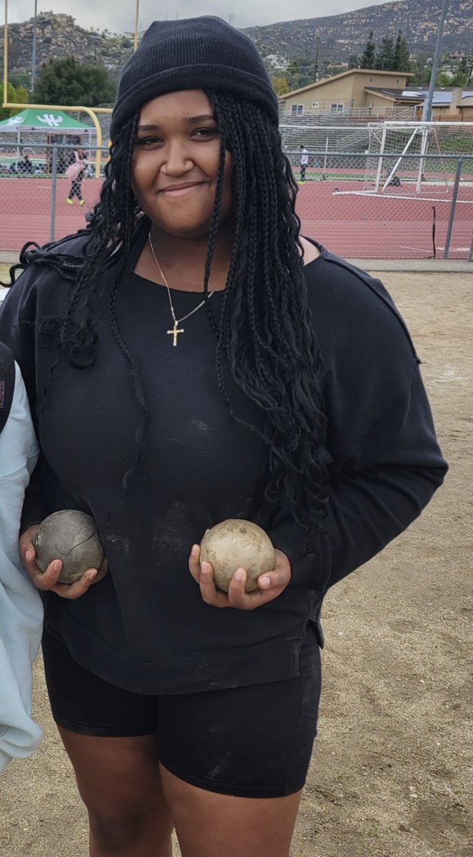 AsiaVictoria09's tweet photo. Decided to give track and field a try. Never done this before, just tried my luck. Ended up making Varsity 1st Team in  Shot Put and came in 10th at CIF
@LegacyLegendsS1 @thealliancefp @TopPreps  @d1proscouts @upnextrecruits 
@maxpreps https://t.co/qFWduVMaCv