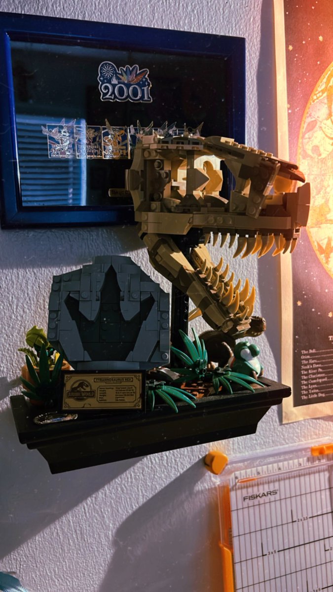 Draw4theworld_'s tweet image. Finally finished this set! Gonna organize the other sleeves and frames to better fit this area in the home studio but really loved how this one turned out! 🦖