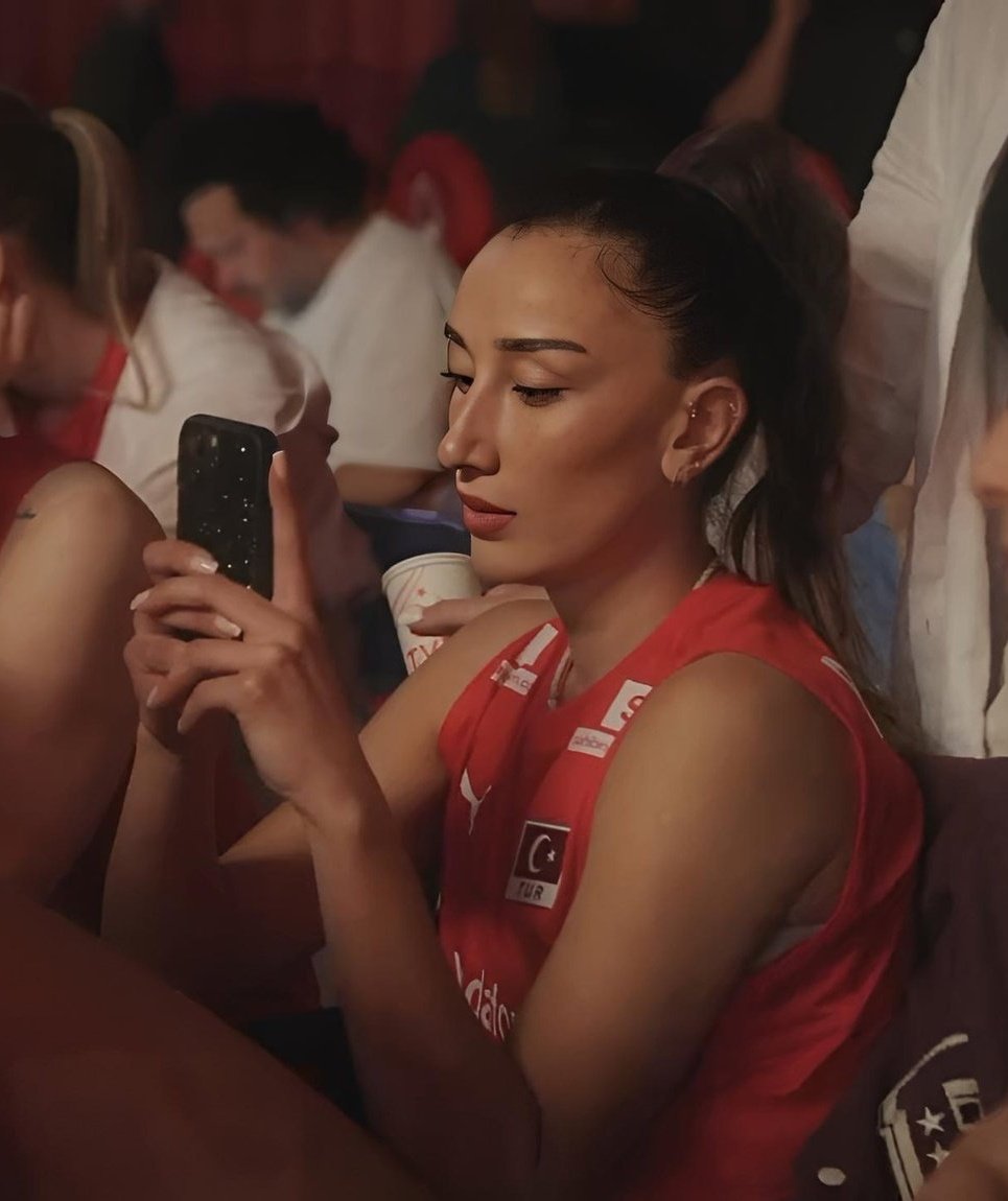 Saatlerce izlenir kendisi 😌🫀
                                      #handebaladın🖤