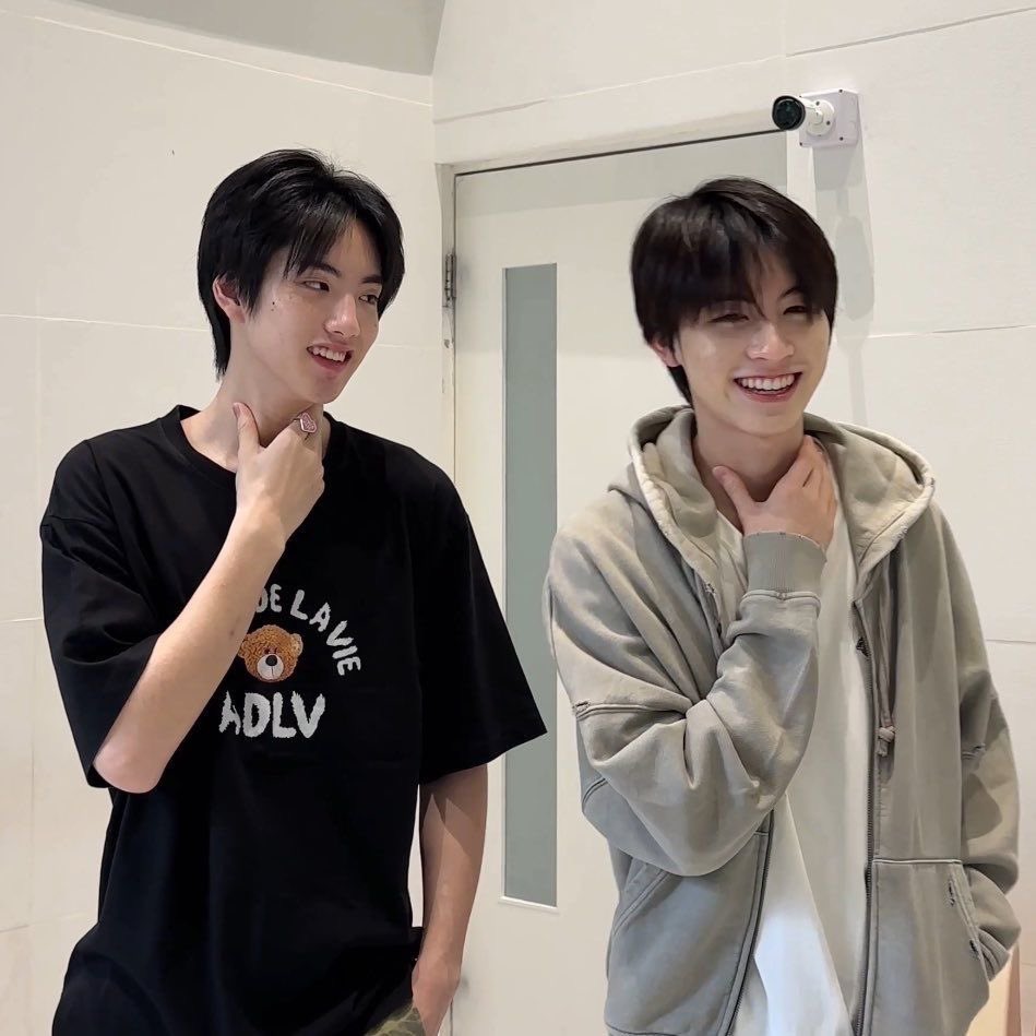 scrubb ขึ้นต่อบัส บางคนบางคู่อย่าลืมกอดคอกันตอนฟังเพลงใกล้นะ ใกล้เกินกว่าที่จะพูดคำใด ๆ ออกไปน่ะ