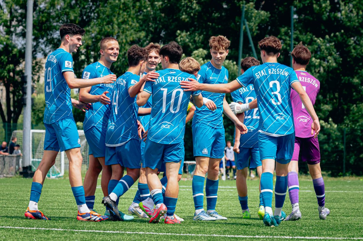 📰 | Za nami bardzo intensywny tydzień w Akademii Piłkarskiej Stali Rzeszów. Zespół U19 utrzymał się w CLJ, a Stal Rzeszów U12 sięgnęła po srebro w 𝐰𝐢𝐞𝐥𝐤𝐢𝐦 𝐟𝐢𝐧𝐚𝐥𝐞 𝐏𝐮𝐜𝐡𝐚𝐫𝐮 𝐓𝐲𝐦𝐛𝐚𝐫𝐤𝐮 🥳💙

🔗 𝐏𝐨𝐝𝐬𝐮𝐦𝐨𝐰𝐚𝐧𝐢𝐞 𝐠𝐢𝐞𝐫  👉 tiny.pl/q2jy8ws3