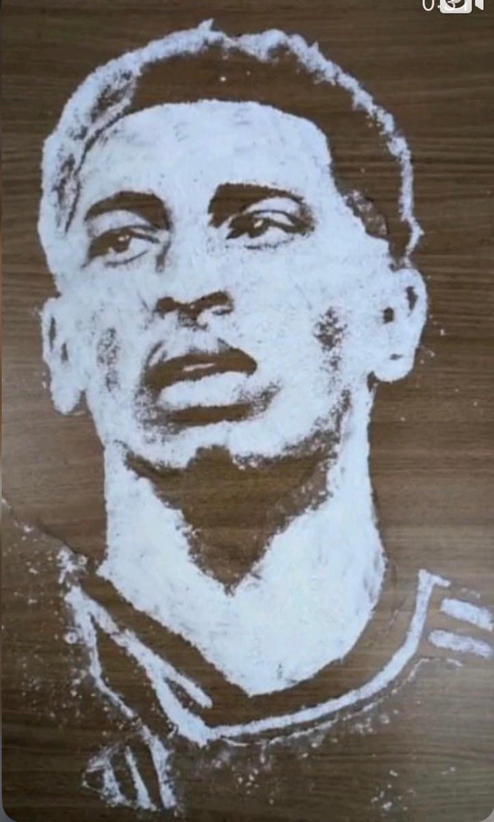 Jude Bellingham avec de la farine, Cristiano Ronaldo en Nutella sur du pain de mie... Étudiant aux Beaux-Arts de Rennes, <a href="/clarkbriel/">Hangaza Clark Briel</a> dessine n'importe qui, avec n'importe quoi.

portrait pour <a href="/lemaglequipe/">Le magazine L'Équipe</a> 

lequipe.fr/Respire/Tendan…